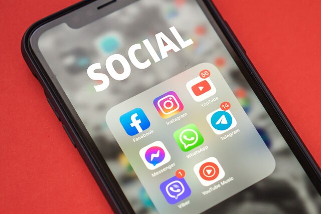 Por qué contestamos los mensajes de redes sociales como si fueran tickets de soporte